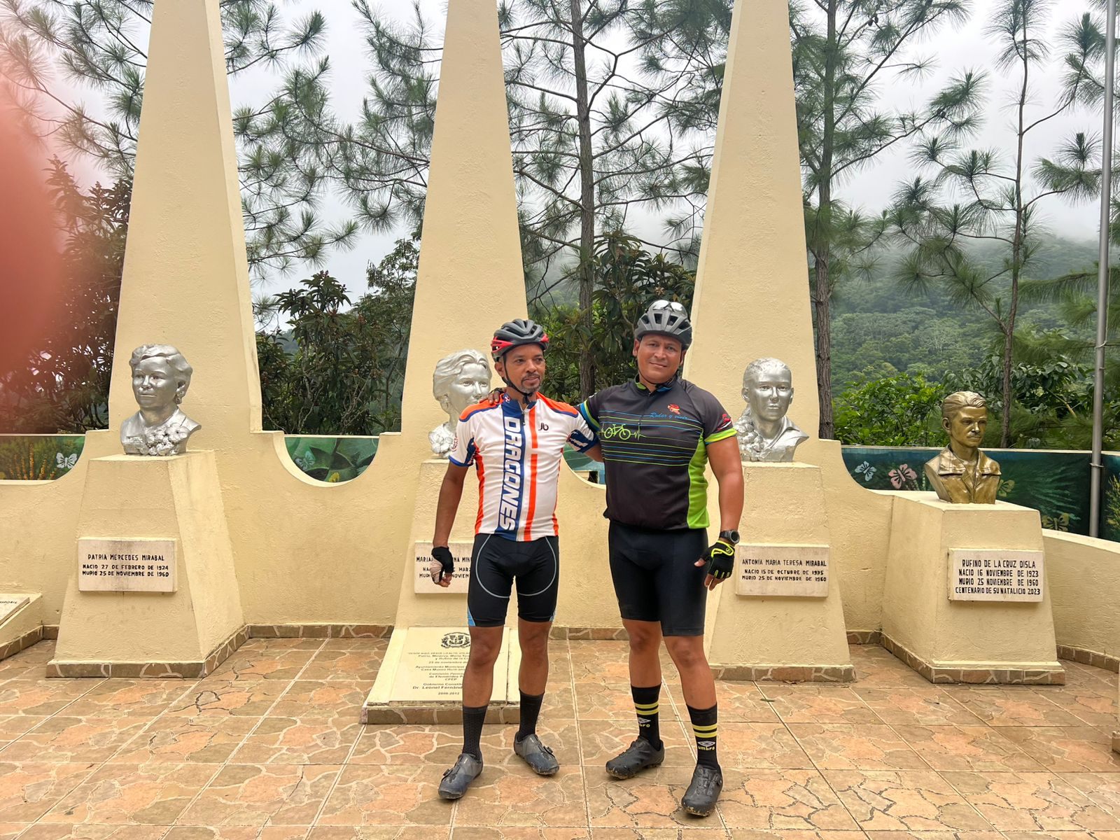Dos ciclistas en el monumento a las Hermanas Mirabal