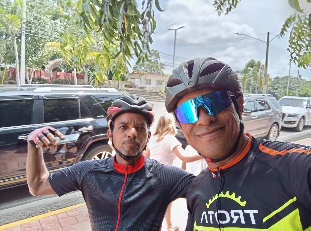 Dos ciclistas en ruta
