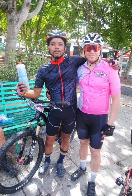 Dos ciclistas con sus bicicletas en el parque